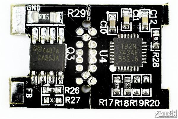 高仿苹果18W USB PD充电器拆解：都是坑