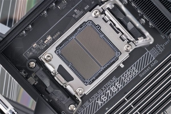 AMD Zen5锐龙9000新主板X870E/X870普及USB4！