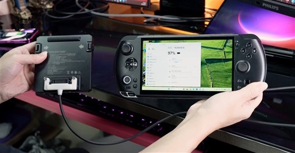 全球第一台AMD锐龙AI Max+ 395掌机!