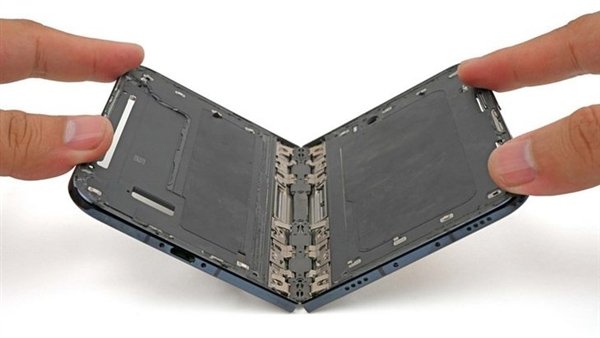 iPhone Duo翻车翻出新高度:新机还没捂热就裂屏